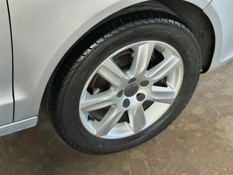 VOLKSWAGEN - POLO - 2012/2012 - Prata - R$ 40.000,00