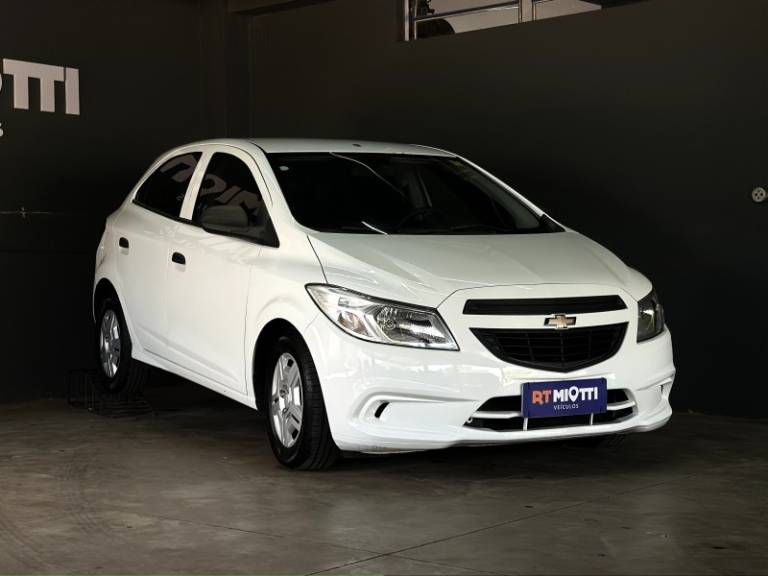 CHEVROLET - ONIX - 2018/2018 - Branca - R$ 49.000,00