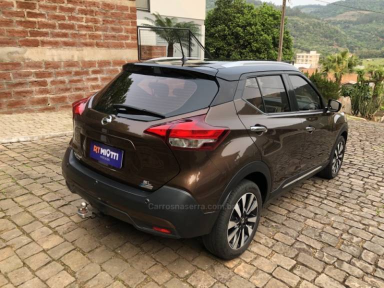 NISSAN - KICKS - 2017/2018 - Marrom - Sob Consulta