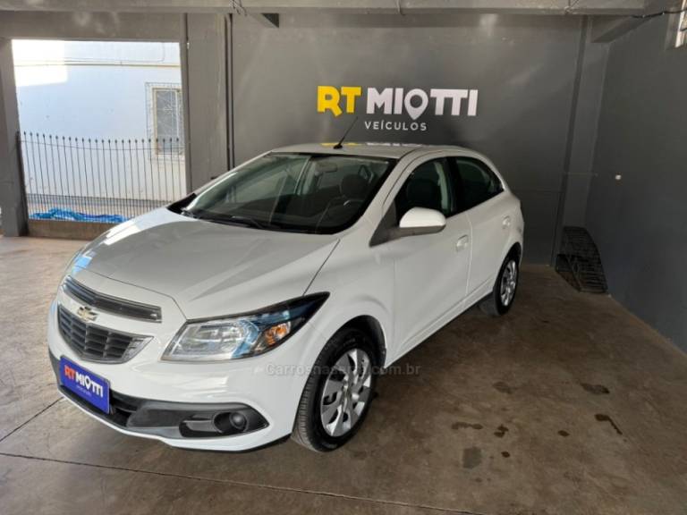 CHEVROLET - ONIX - 2015/2015 - Branca - R$ 51.000,00