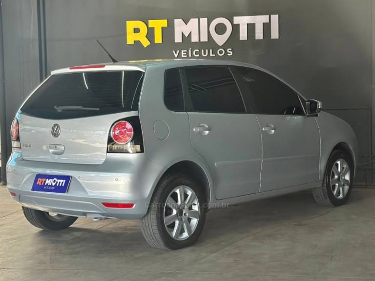 VOLKSWAGEN - POLO - 2012/2012 - Prata - R$ 40.000,00