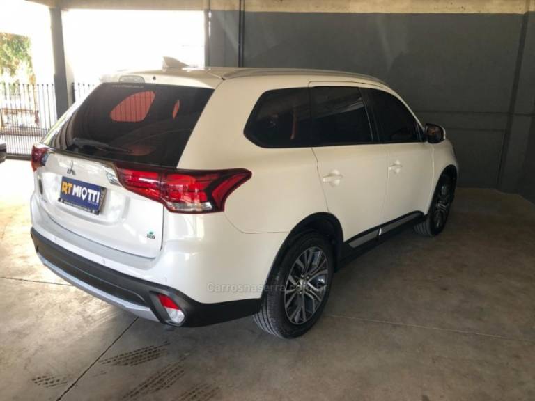 MITSUBISHI - OUTLANDER - 2017/2018 - Branca - R$ 114.000,00