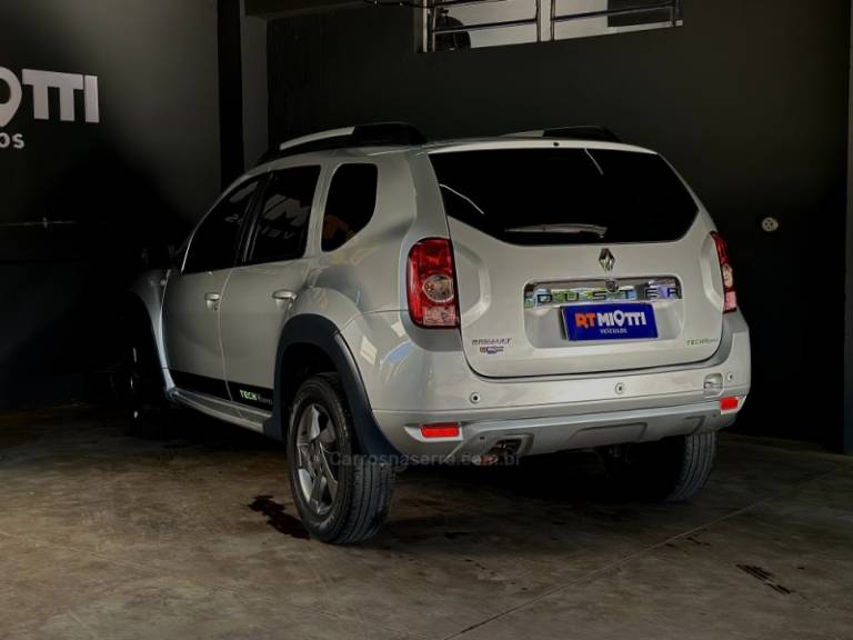 CHEVROLET - ONIX - 2014/2014 - Prata - R$ 56.000,00