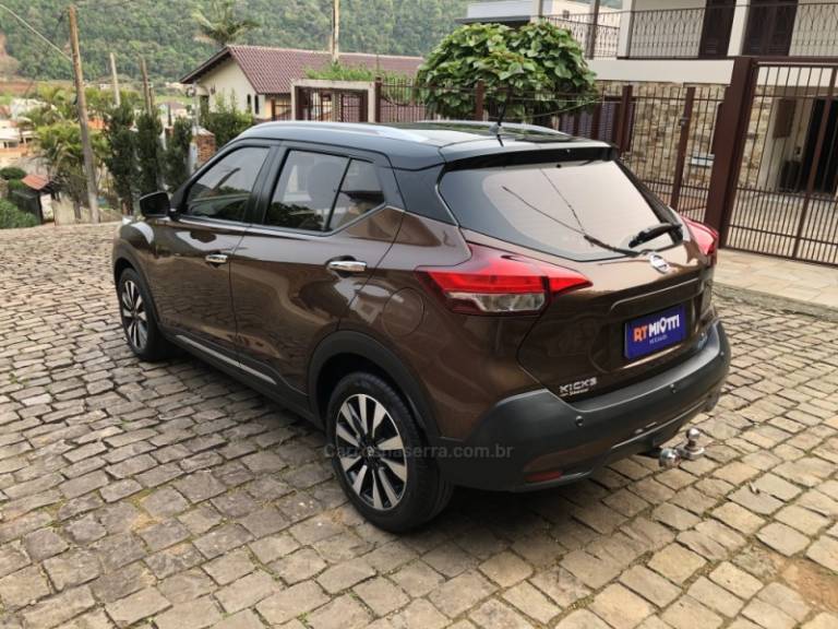 NISSAN - KICKS - 2017/2018 - Marrom - Sob Consulta