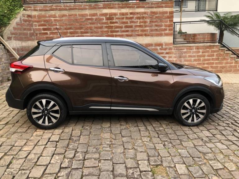 NISSAN - KICKS - 2017/2018 - Marrom - Sob Consulta