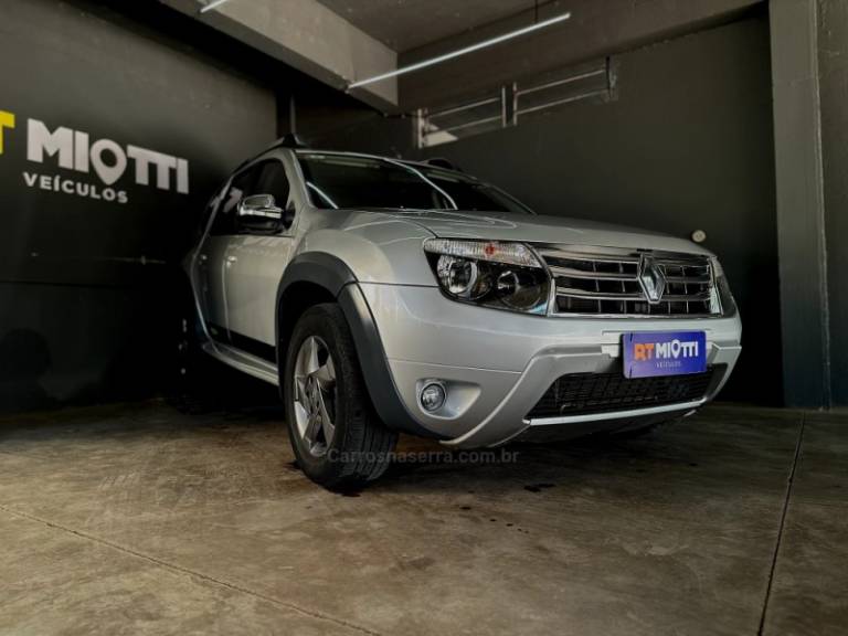 CHEVROLET - ONIX - 2014/2014 - Prata - R$ 56.000,00