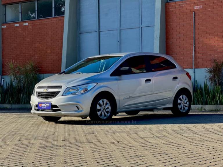 CHEVROLET - ONIX - 2018/2018 - Prata - R$ 49.500,00