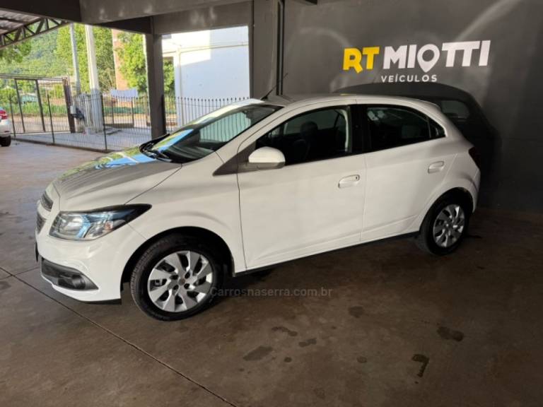 CHEVROLET - ONIX - 2015/2015 - Branca - R$ 51.000,00
