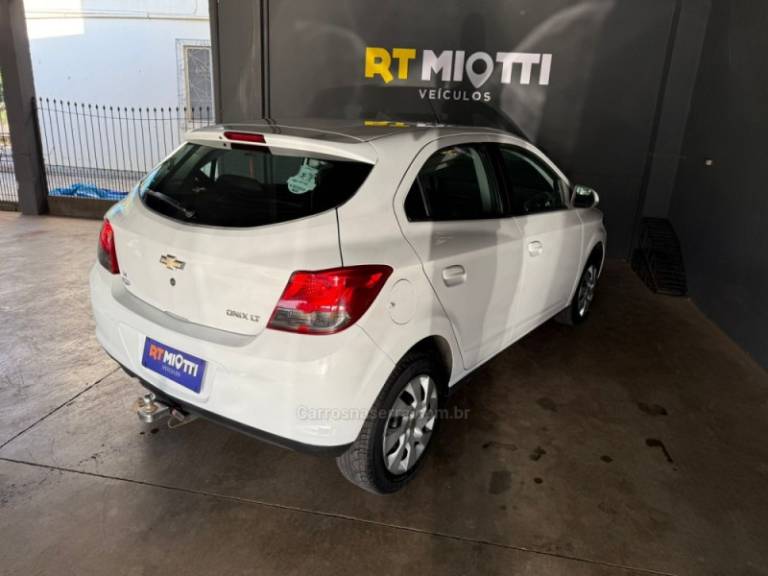 CHEVROLET - ONIX - 2015/2015 - Branca - R$ 51.000,00