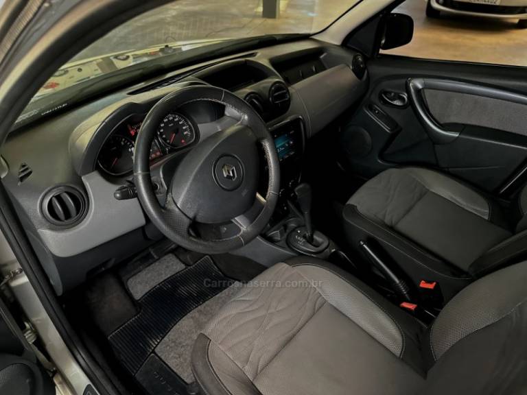 CHEVROLET - ONIX - 2014/2014 - Prata - R$ 56.000,00