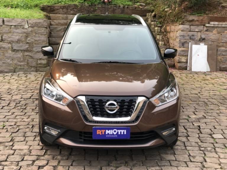 NISSAN - KICKS - 2017/2018 - Marrom - Sob Consulta