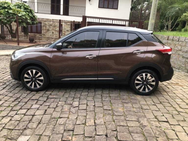 NISSAN - KICKS - 2017/2018 - Marrom - Sob Consulta