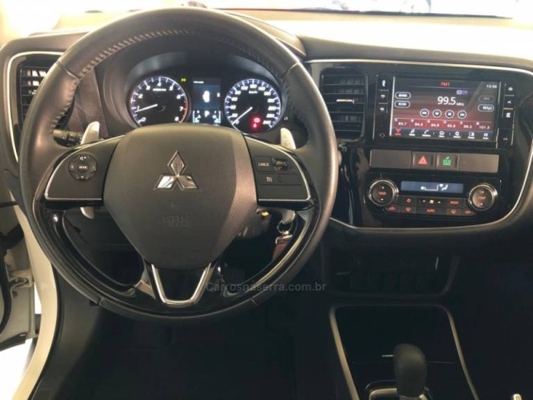 MITSUBISHI - OUTLANDER - 2017/2018 - Branca - R$ 114.000,00