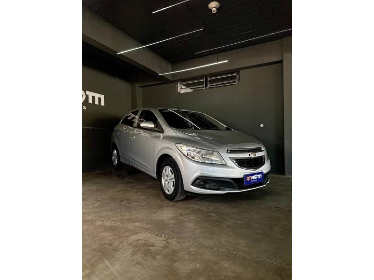 CHEVROLET - ONIX - 2013/2013 - Prata - R$ 45.000,00