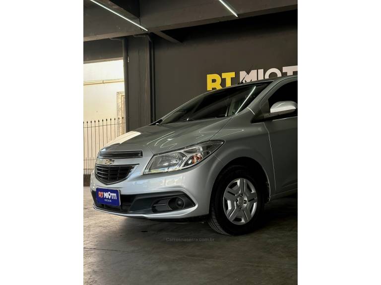 CHEVROLET - ONIX - 2013/2013 - Prata - R$ 45.000,00