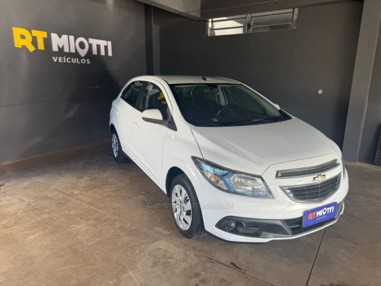 CHEVROLET - ONIX - 2015/2015 - Branca - R$ 51.000,00