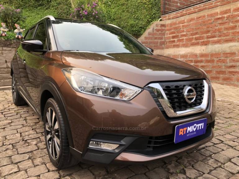 NISSAN - KICKS - 2017/2018 - Marrom - Sob Consulta