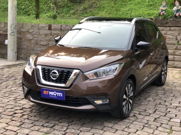 NISSAN - KICKS - 2017/2018 - Marrom - Sob Consulta