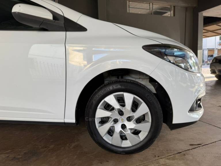 CHEVROLET - ONIX - 2015/2015 - Branca - R$ 51.000,00