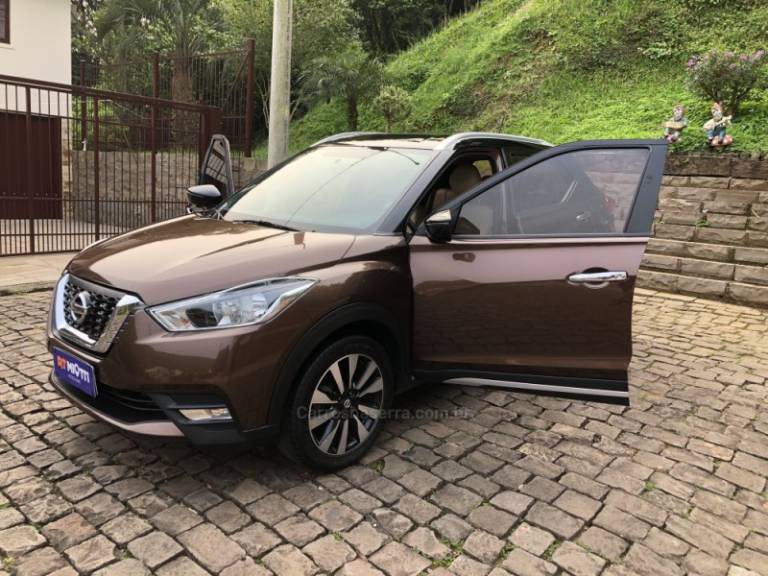 NISSAN - KICKS - 2017/2018 - Marrom - Sob Consulta