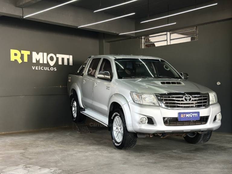 TOYOTA - HILUX - 2013/2013 - Prata - R$ 131.000,00