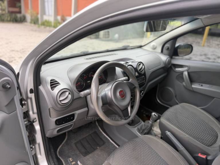 FIAT - PALIO - 2015/2016 - Prata - R$ 41.500,00