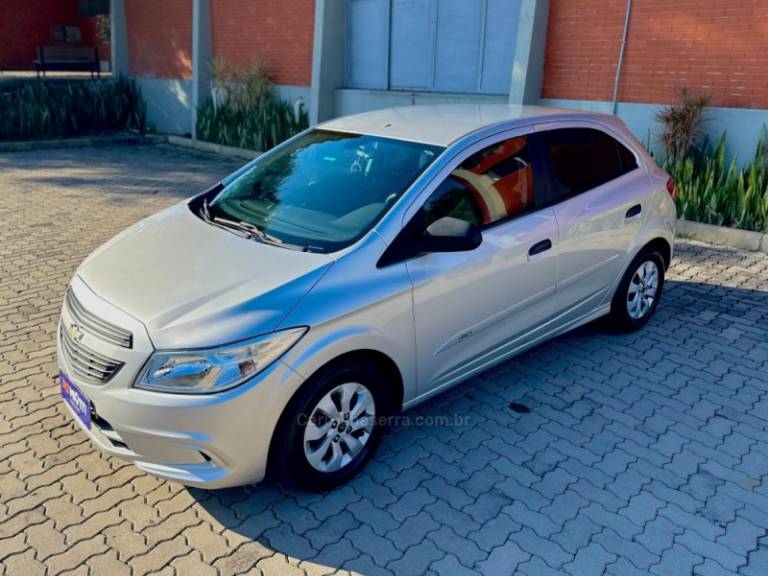 CHEVROLET - ONIX - 2018/2018 - Prata - R$ 49.500,00